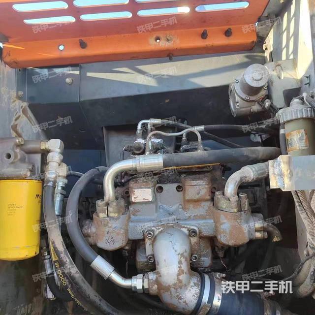 液压泵舱室正面整体（整机外观）