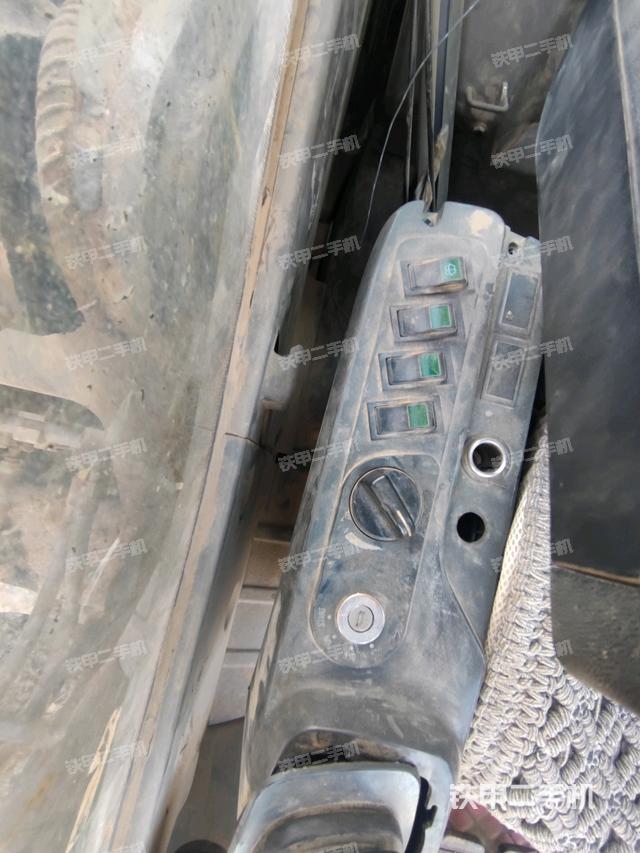 座椅右側控制臺/鑰匙門/油門/含右手柄（駕駛室部分）