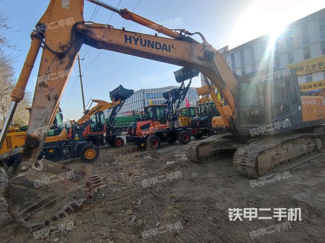 現(xiàn)代R215-7C挖掘機(jī)