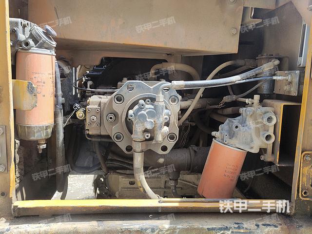 液压泵舱室正面整体（整机外观）