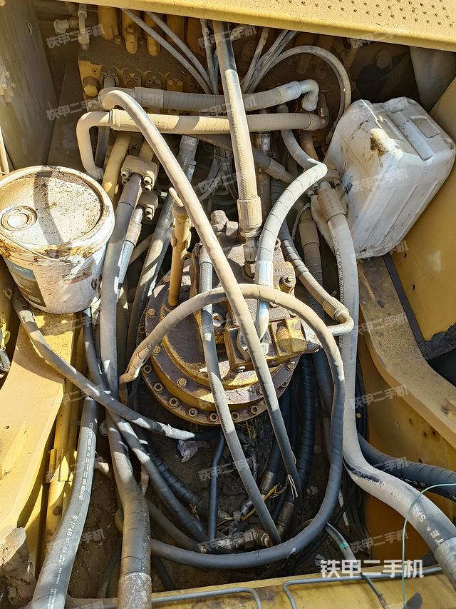 回转马达和主控阀（整机外观）