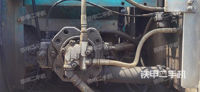 液压泵舱室正面整体（整机外观）