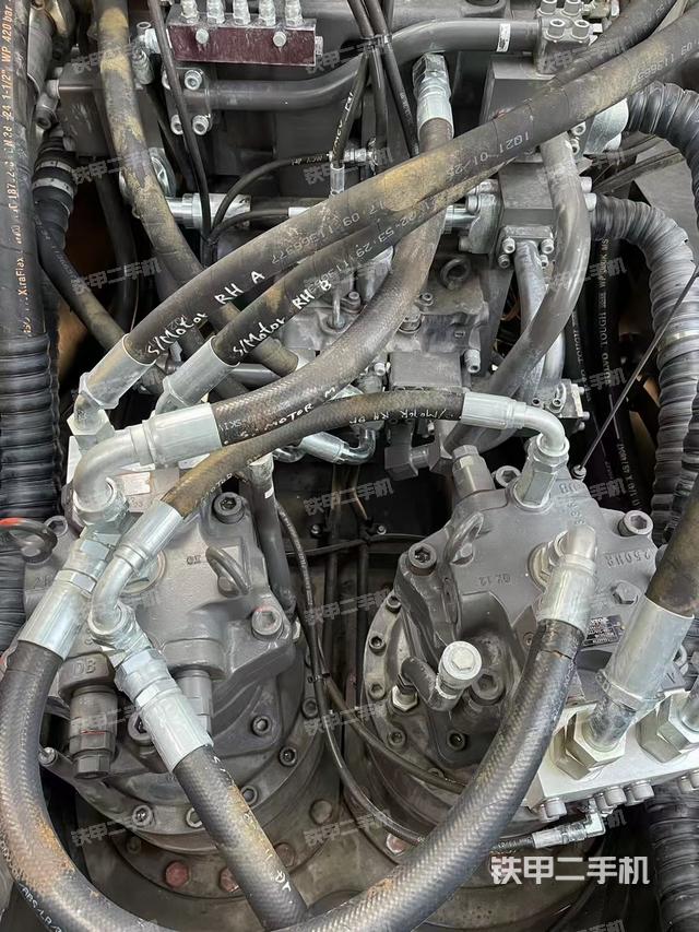 回转马达和主控阀（整机外观）