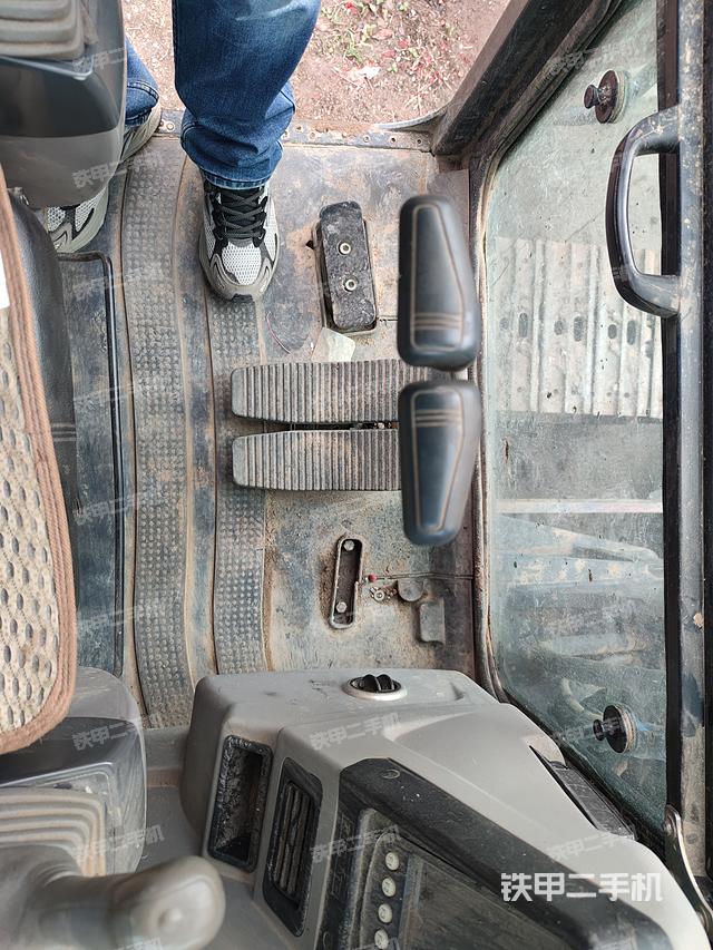 回转马达和主控阀（整机外观）