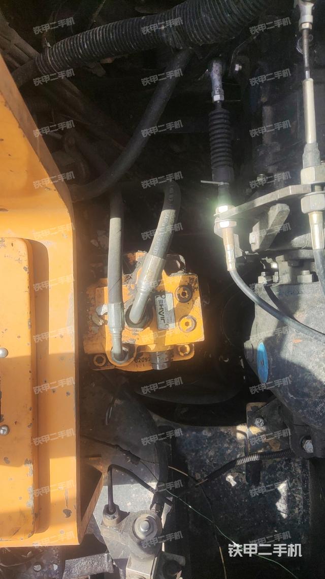 回转马达和主控阀（整机外观）