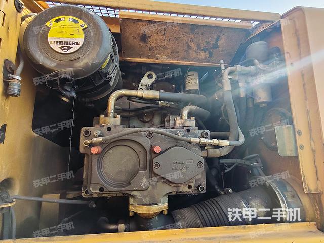 液压泵舱室正面整体（整机外观）