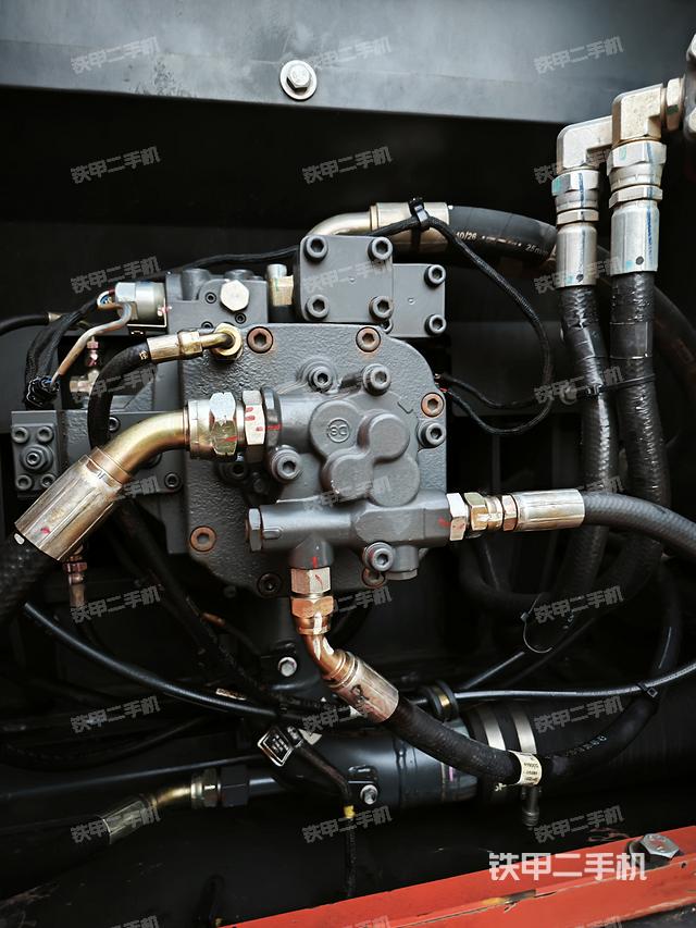 液压泵舱室正面整体（整机外观）