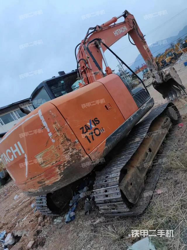 液压泵舱室正面整体（整机外观）