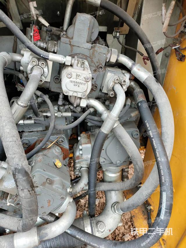 液压泵舱室正面整体（整机外观）