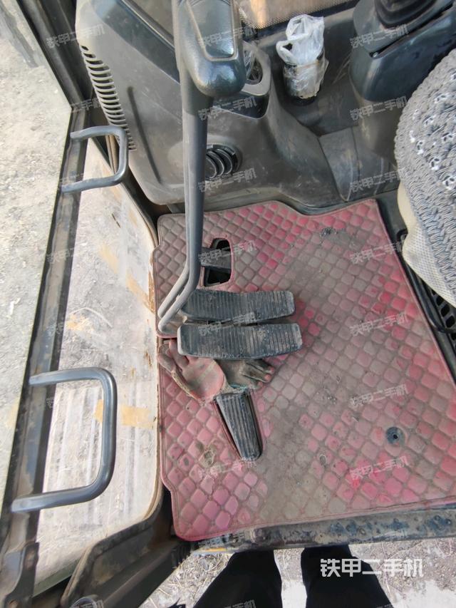 行走控制手柄和踏板?俯拍（駕駛室部分）