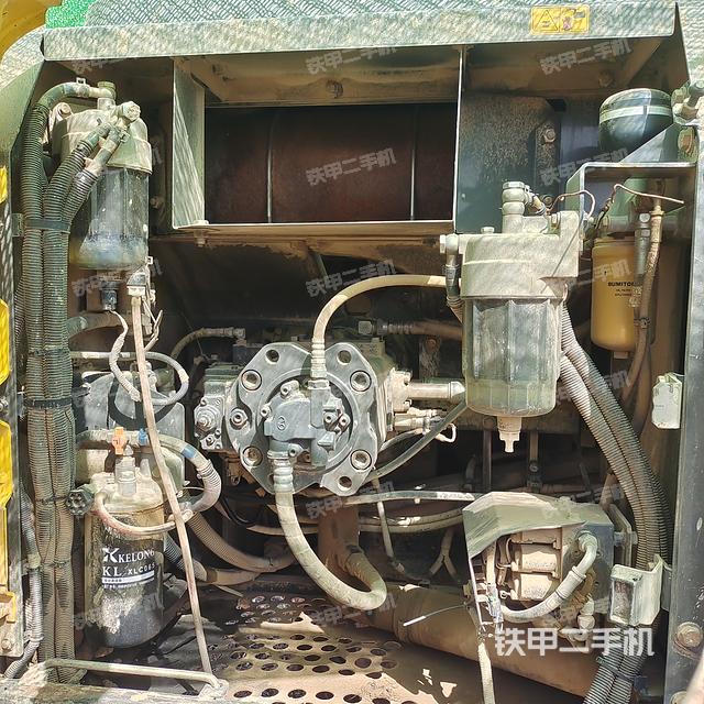 液压泵舱室正面整体（整机外观）