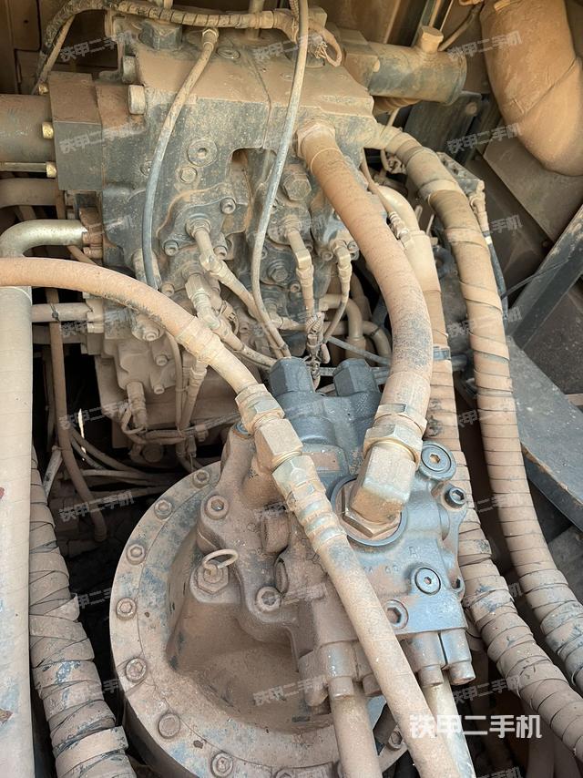 回转马达和主控阀（整机外观）