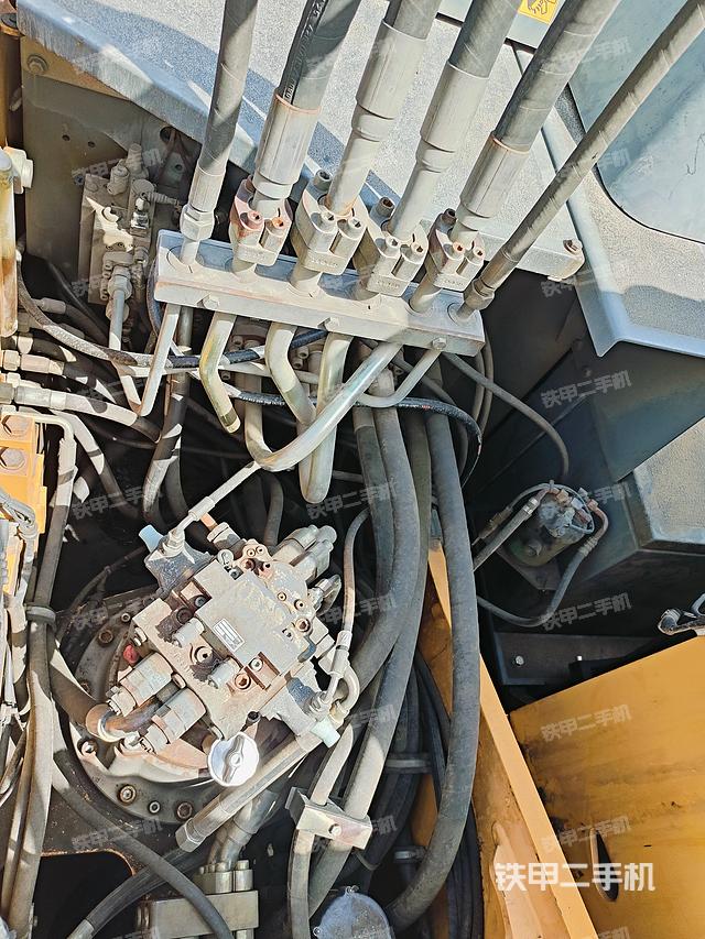 回转马达和主控阀（整机外观）