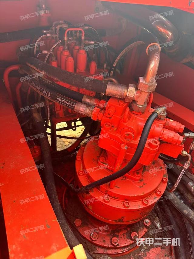 回转马达和主控阀（整机外观）