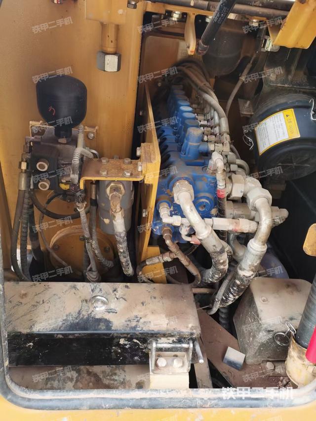 回转马达和主控阀（整机外观）