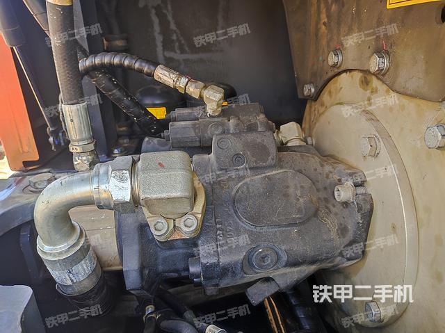 液压泵舱室正面整体（整机外观）