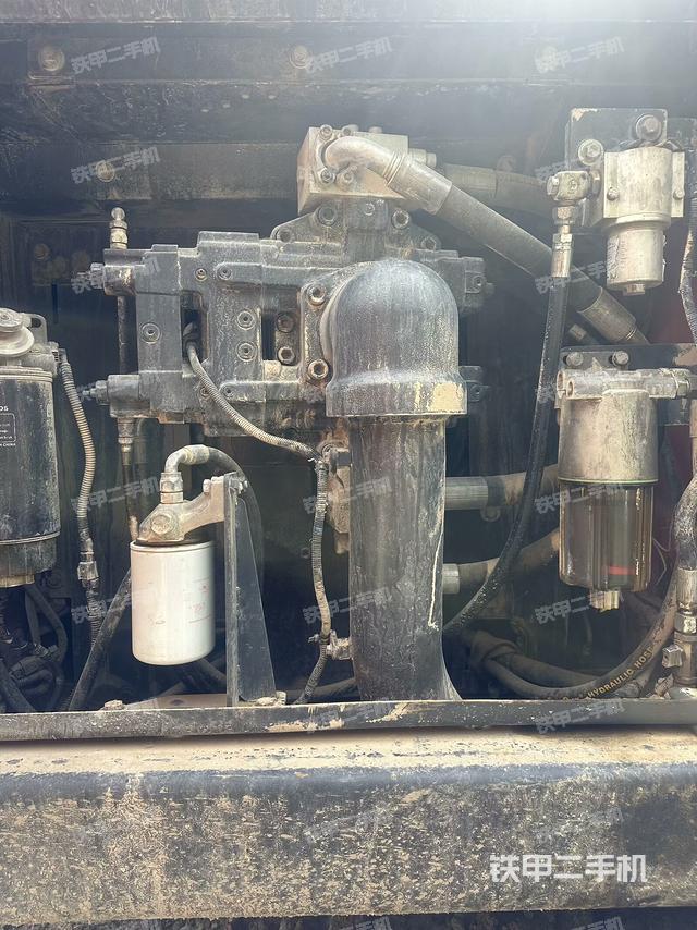 液压泵舱室正面整体（整机外观）