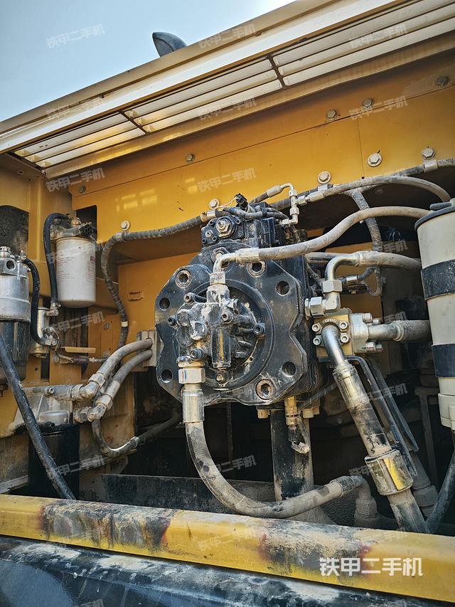 液压泵舱室正面整体（整机外观）