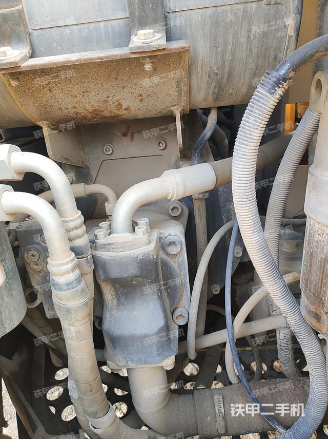 液压泵舱室正面整体（整机外观）