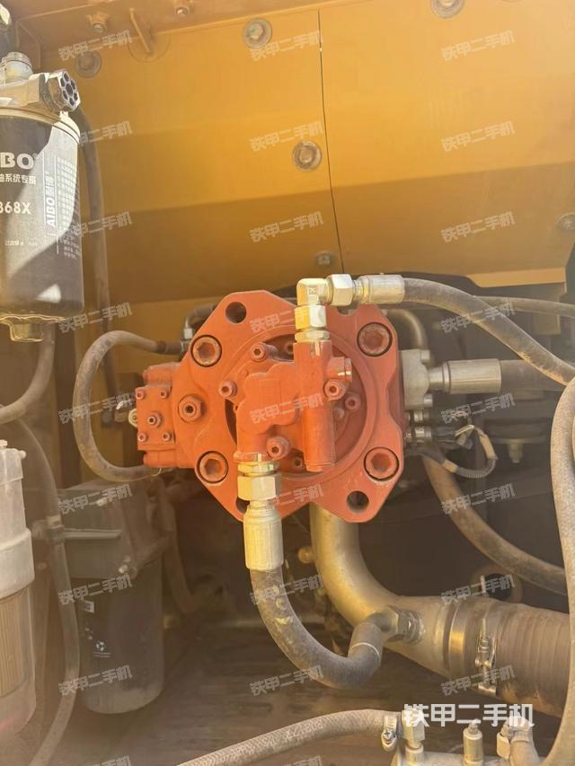 液压泵舱室正面整体（整机外观）