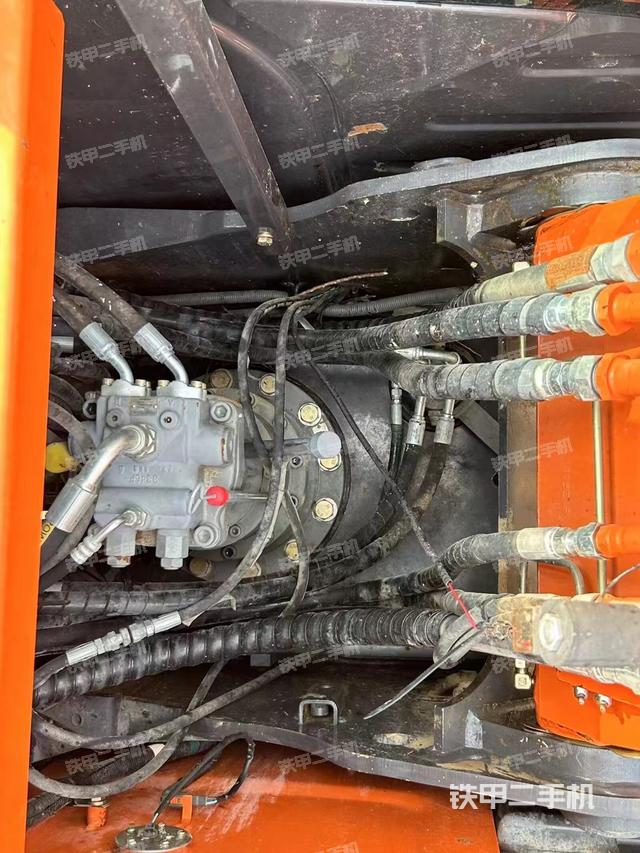 回转马达和主控阀（整机外观）