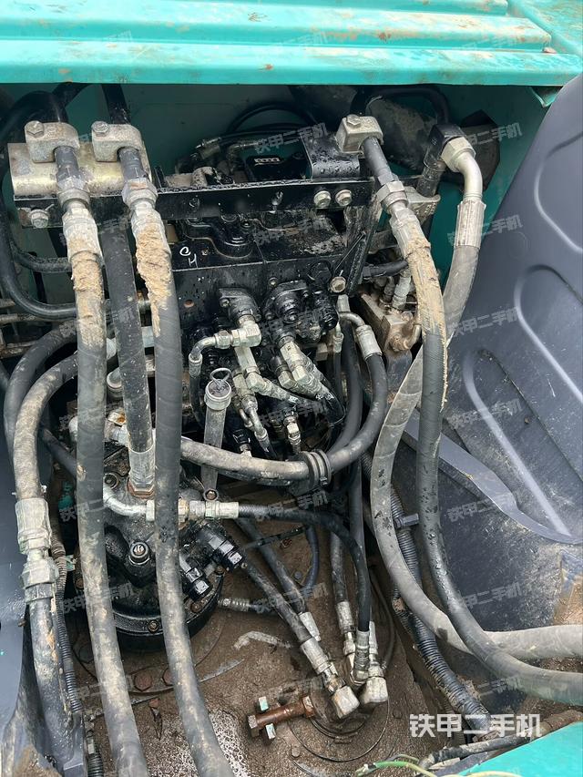 回转马达和主控阀（整机外观）