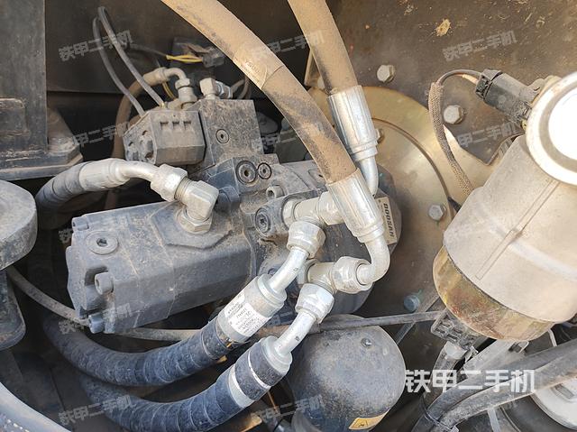 液压泵舱室正面整体（整机外观）