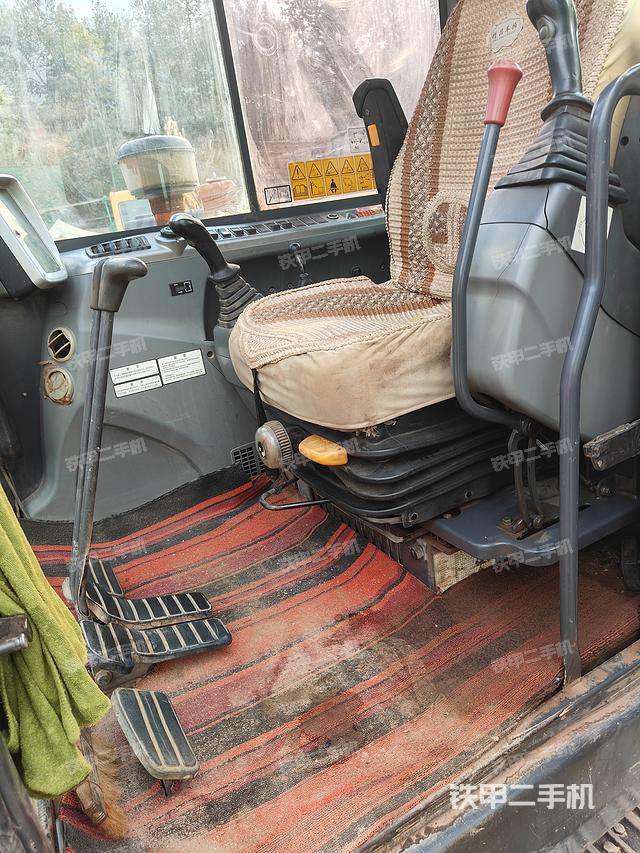 驾驶室顶部（整机外观）