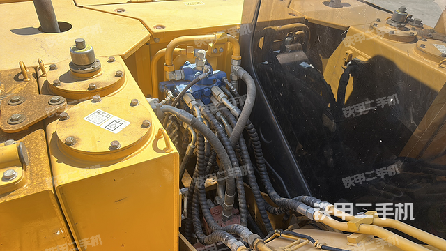 回转马达和主控阀（整机外观）