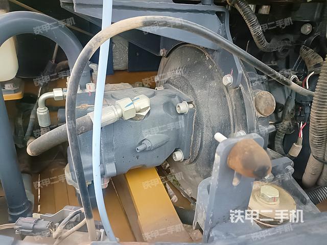 液压泵舱室正面整体（整机外观）