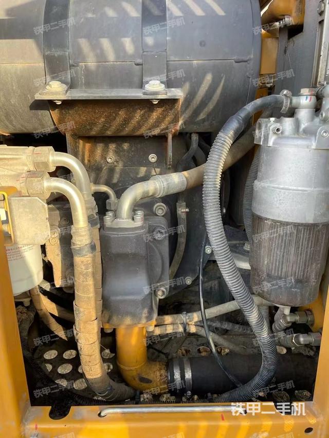 液压泵舱室正面整体（整机外观）