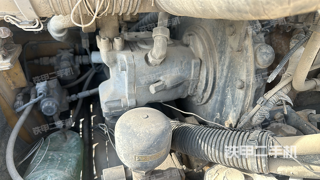 液压泵舱室正面整体（整机外观）