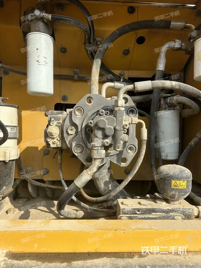 液压泵舱室正面整体（整机外观）