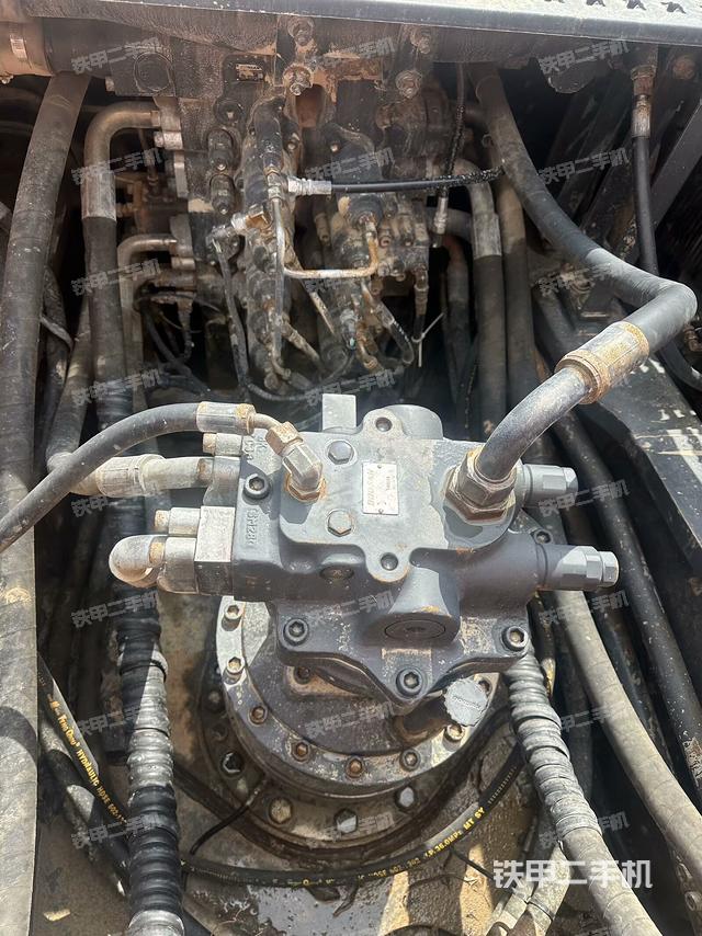 回转马达和主控阀（整机外观）