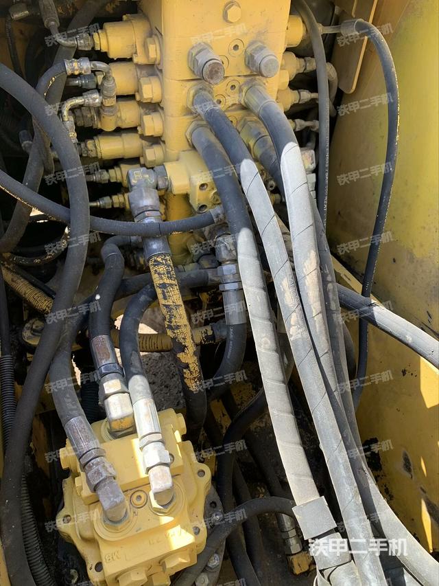 回转马达和主控阀（整机外观）