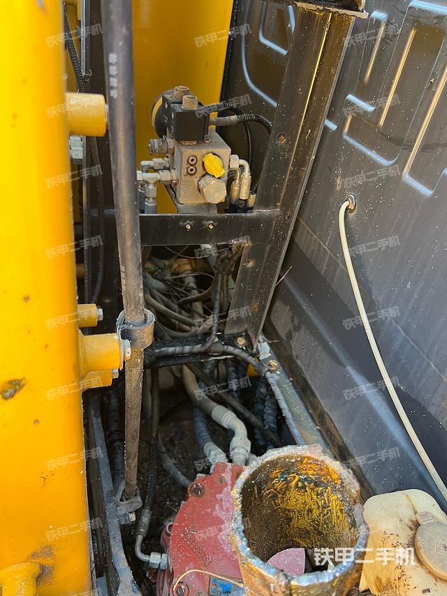 回转马达和主控阀（整机外观）