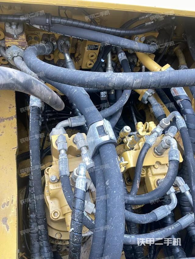 回转马达和主控阀（整机外观）