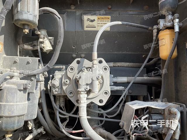 液压泵舱室正面整体（整机外观）