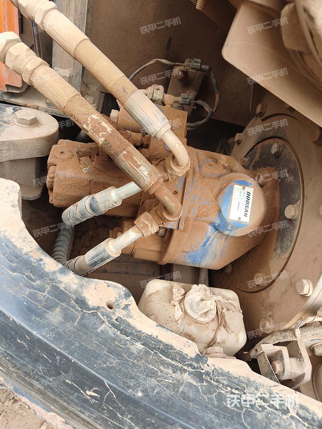 液压泵舱室正面整体（整机外观）