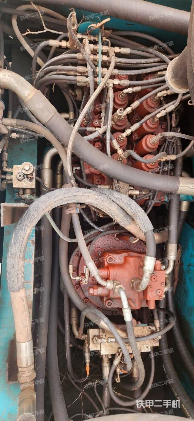 回转马达和主控阀（整机外观）