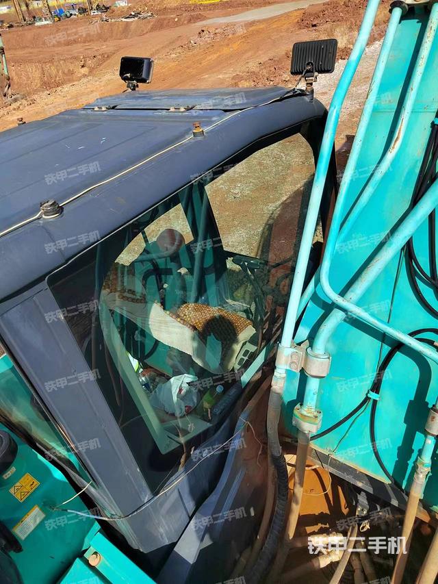 驾驶室顶部（整机外观）