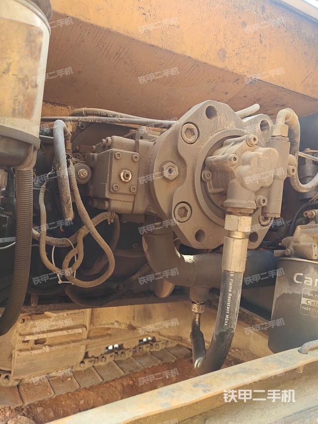 液压泵舱室正面整体（整机外观）