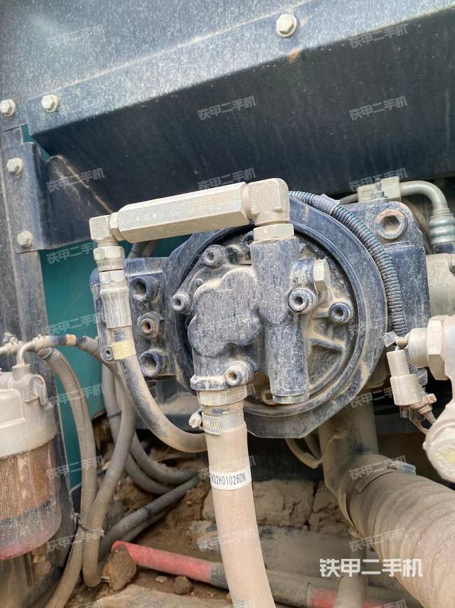 液压泵舱室正面整体（整机外观）