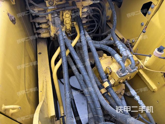 回转马达和主控阀（整机外观）