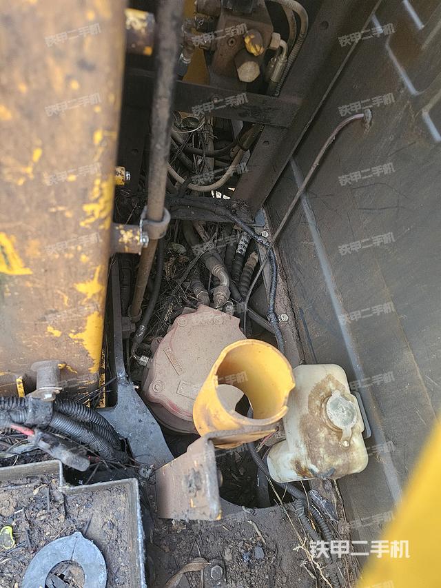 回转马达和主控阀（整机外观）