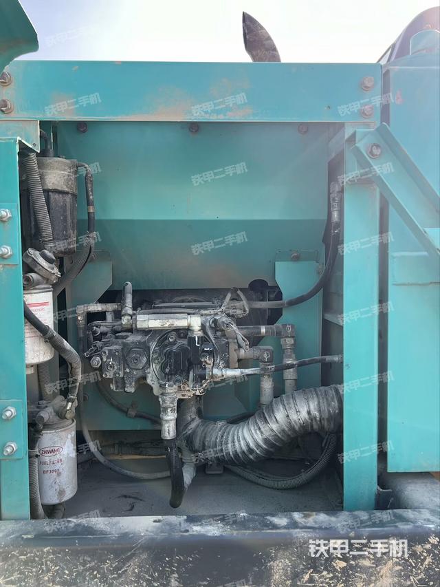 液压泵舱室正面整体（整机外观）