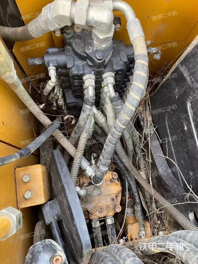 回转马达和主控阀（整机外观）