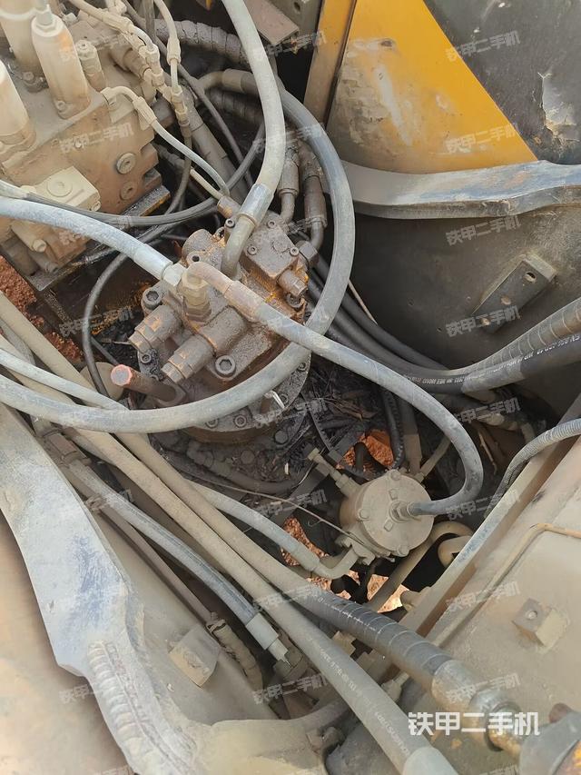 回转马达和主控阀（整机外观）