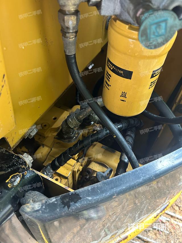 液压泵舱室正面整体（整机外观）