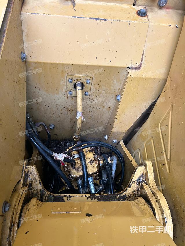 回转马达和主控阀（整机外观）